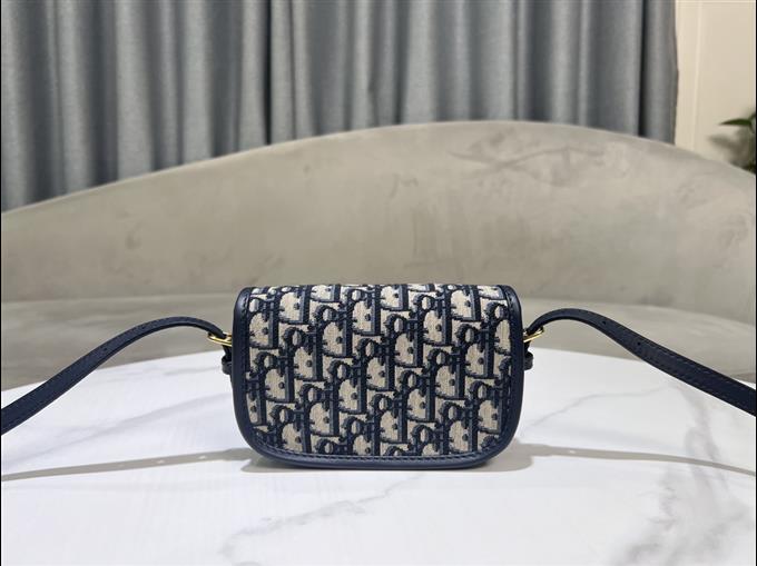 2025228Y550P21011380