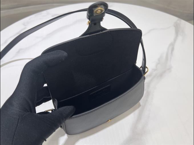 2025228Y560P21011880