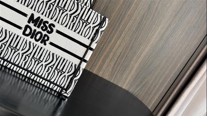 2025228Y550P212157163