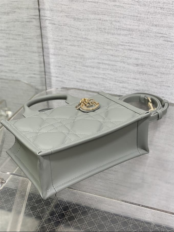 2025228Y600P203758100