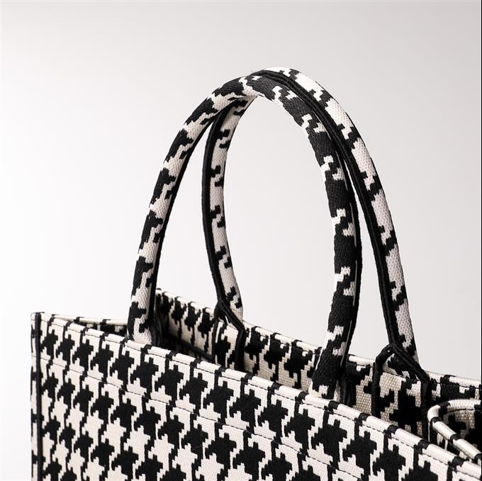 2025228Y600P203825600