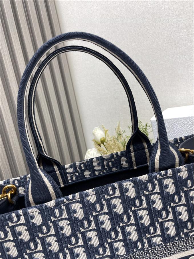 2025228Y700P203828674