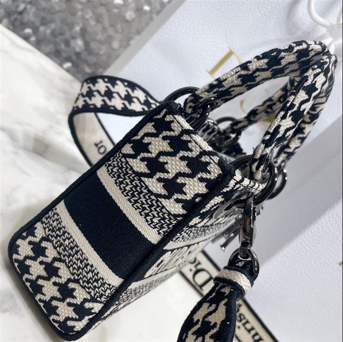 2025228Y600P212521187