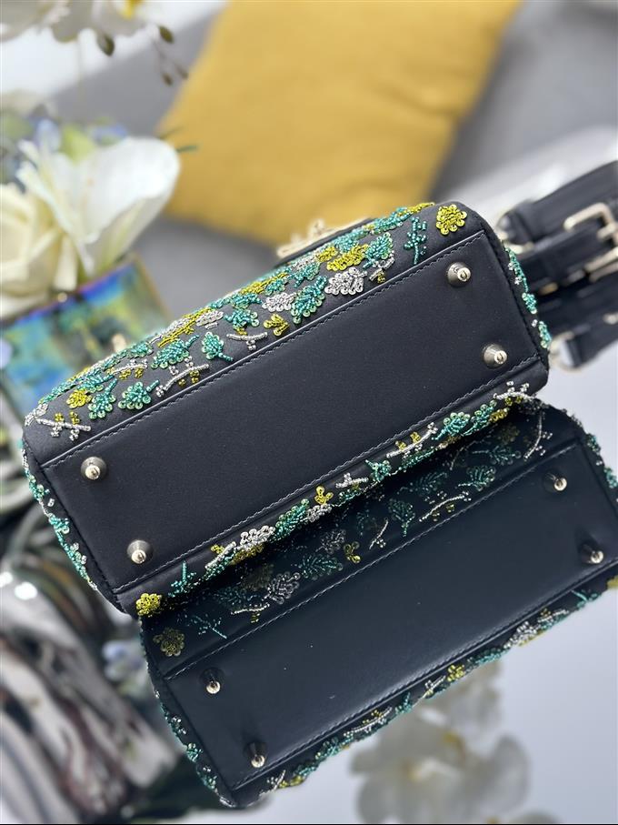 2025228Y1550P21161877