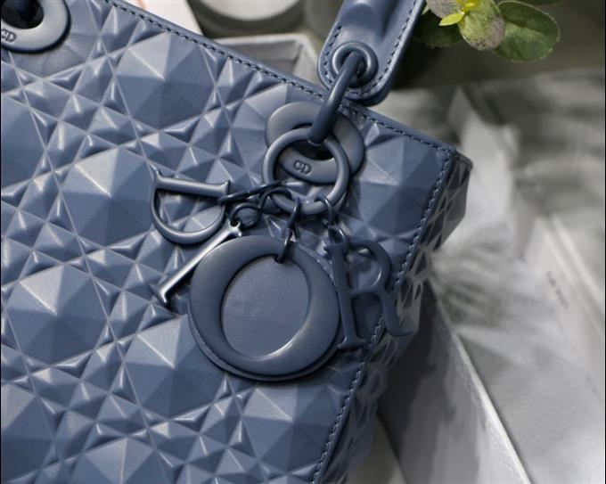 2025228Y750P211614656