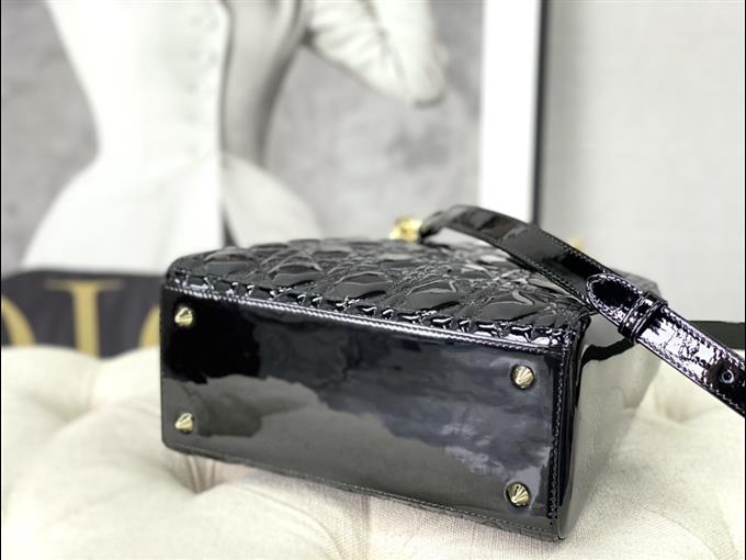 2025228Y700P20572132