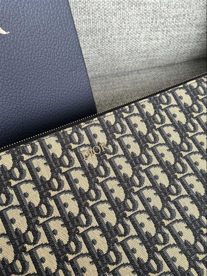 2025228Y270P212045889