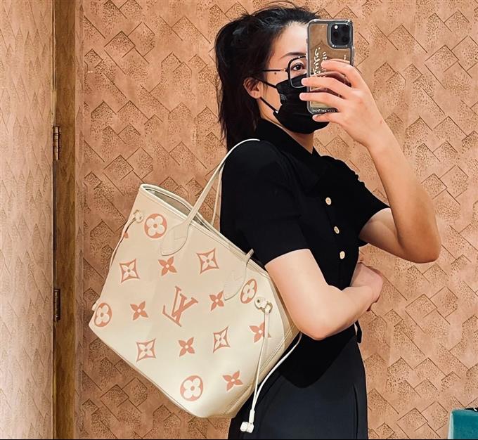 2025224M2157921215657